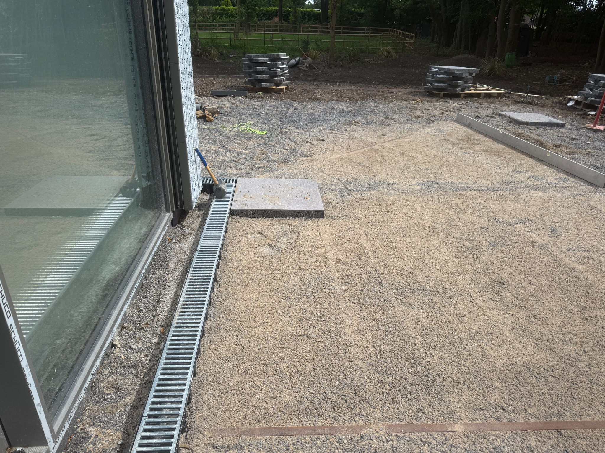 Terrassenvorbereitung mit Entwässerungsrinne